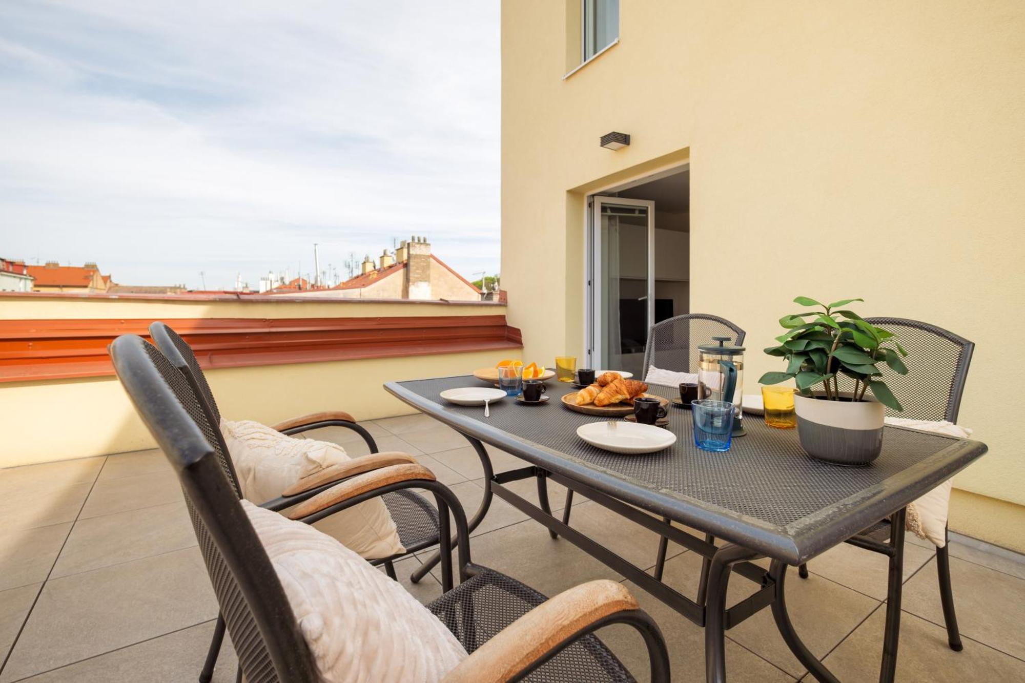 Lejlighed Three Bedroom Aparment With Terrace By Days Prag